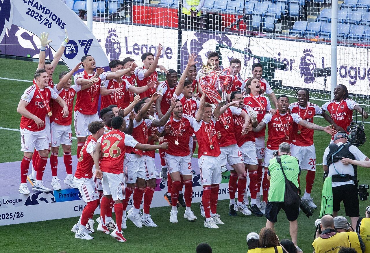 Skuad Arsenal berseragam kandang saat juara Premier League 2025/26