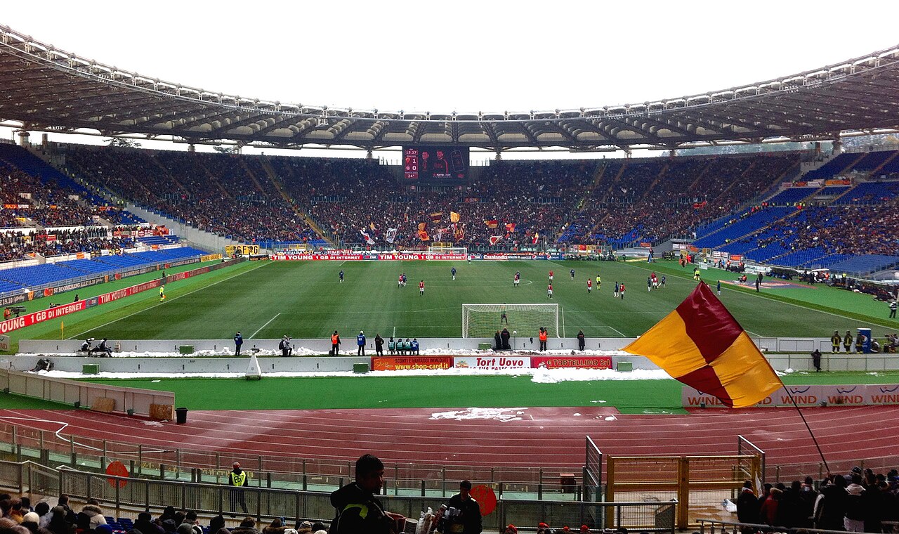 Pendukung Roma di Stadio Olimpico saat laga lawan Inter
