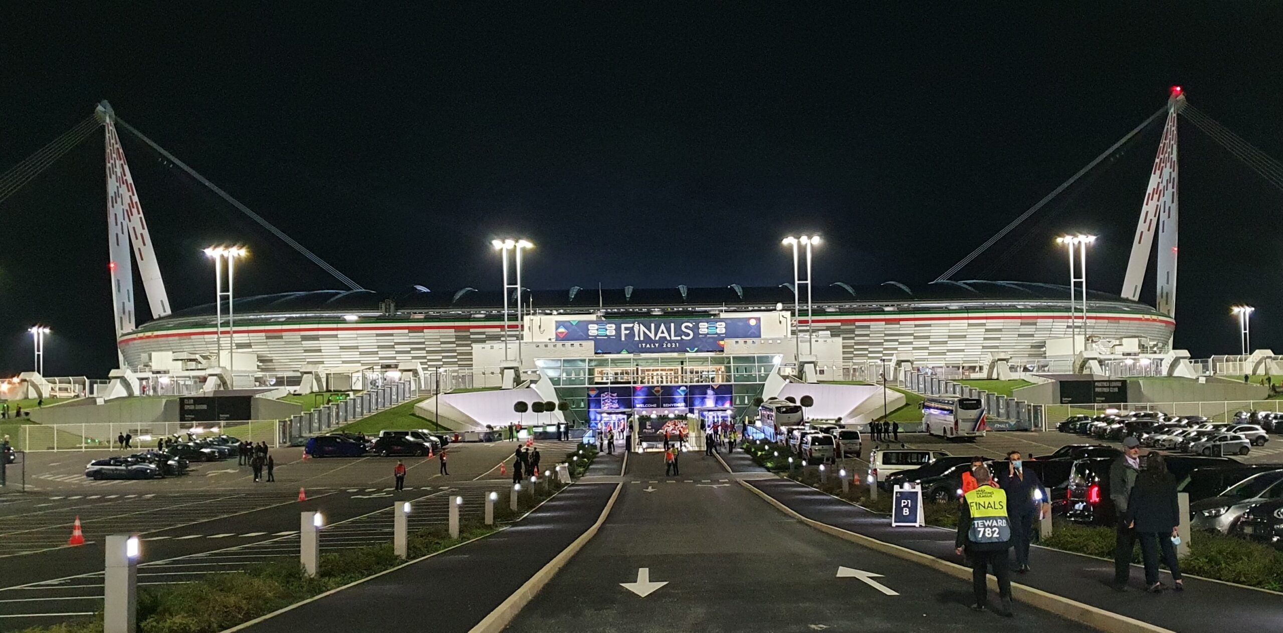 Allianz Stadium malam hari