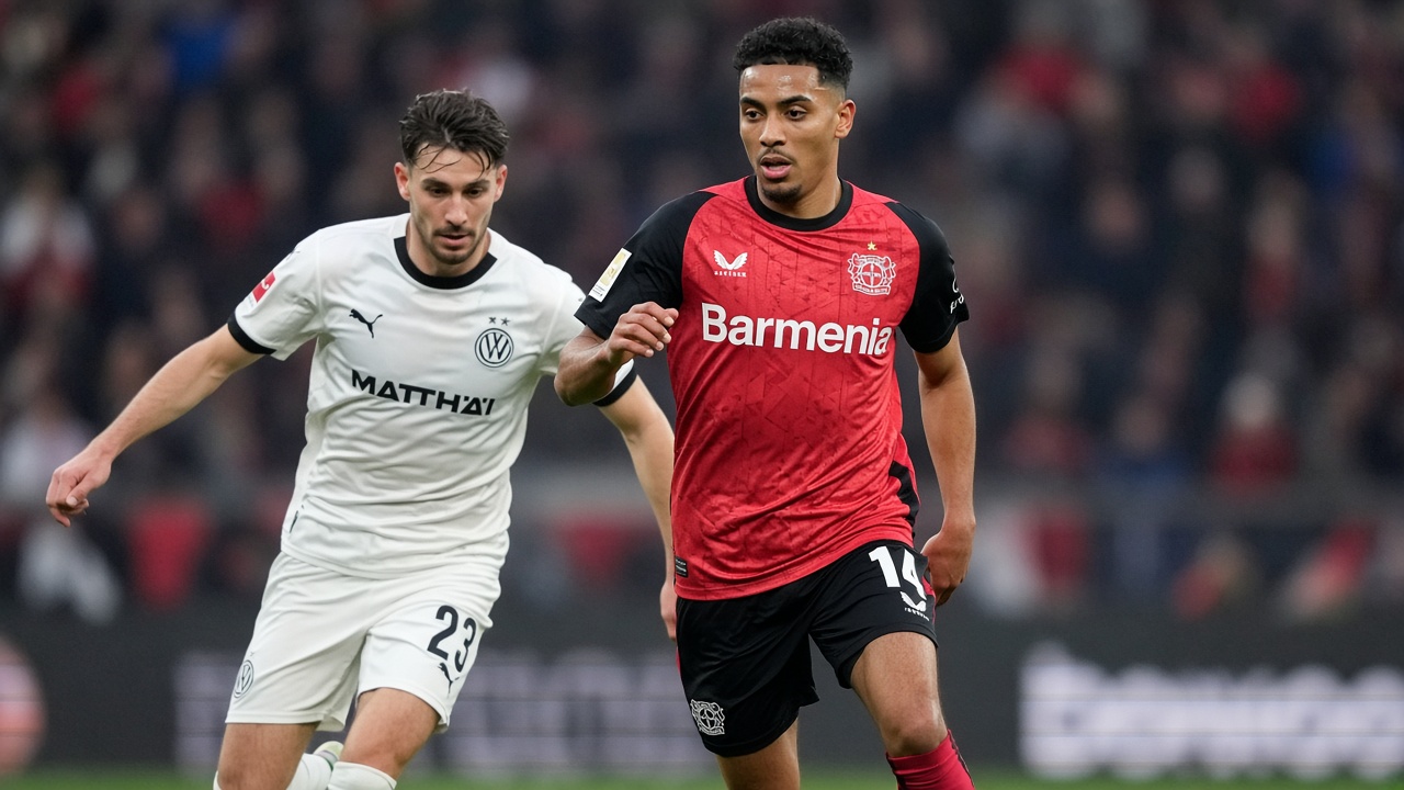 Pemain Bayer Leverkusen dengan seragam merah-hitam