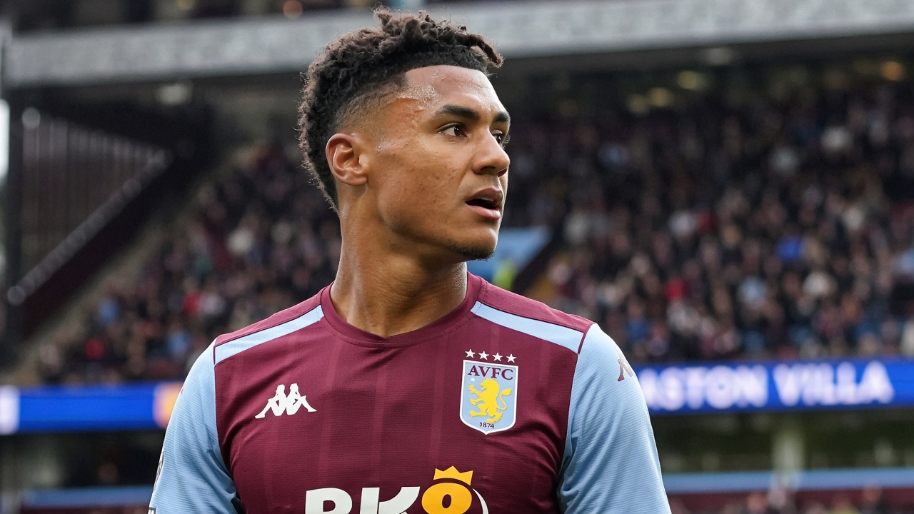 Pemain Aston Villa dengan seragam claret and blue