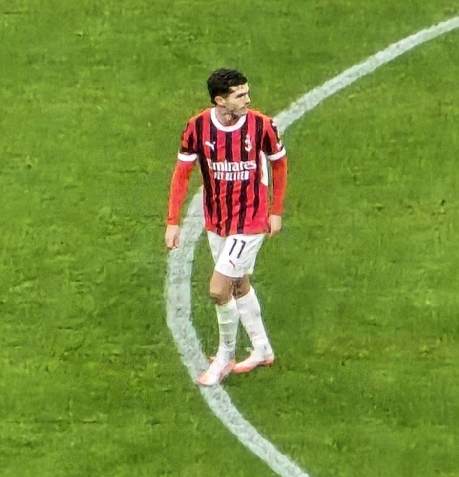 Christian Pulisic dengan seragam kandang AC Milan nomor 11